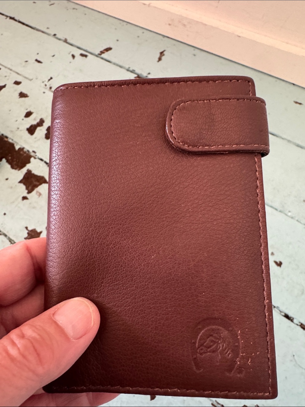 Wallet Brown Leather Bifold w/ equestrian emblem horse head framed by horseshoe